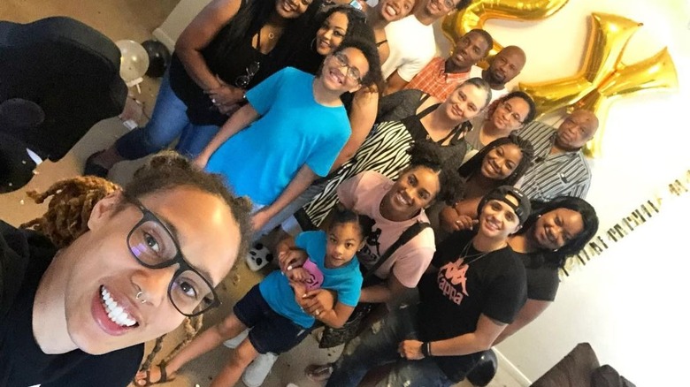 Brittney Griner prend un selfie avec sa famille et ses amis