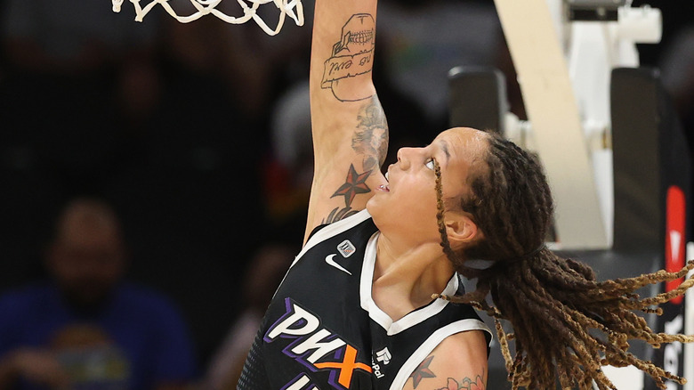 Brittney Griner trempant un ballon de basket