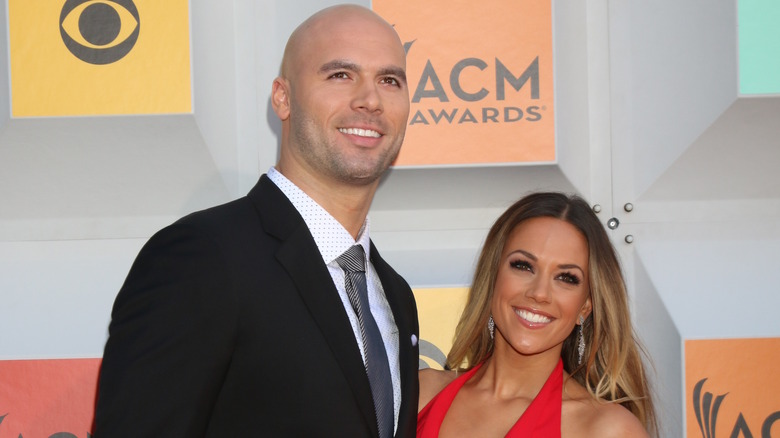 Mike Caussin et Jana Kramer posent