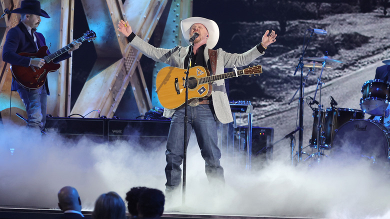 Cody Johnson se produisant aux CMA