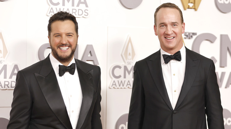 Luke Bryant et Peyton Manning sur le tapis rouge