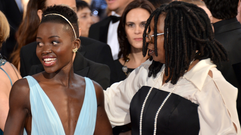 Lupita Nyong'o et Whoopi Goldberg avec leurs bras l'un autour de l'autre