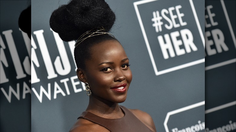 Lupita Nyong'o sur un tapis rouge