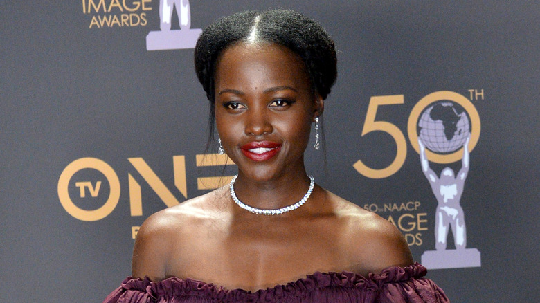 Lupita Nyong'o posant sur un tapis rouge