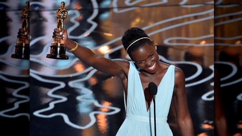 Lupita Nyong'o montre son Oscar