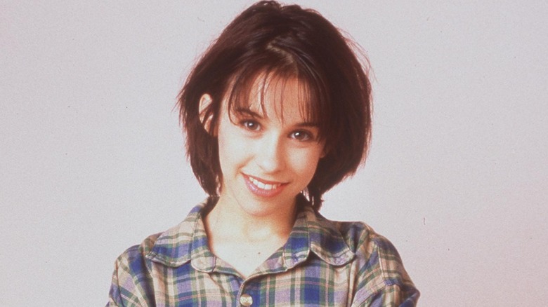 Lacey Chabert dans une chemise des années 90, cheveux courts