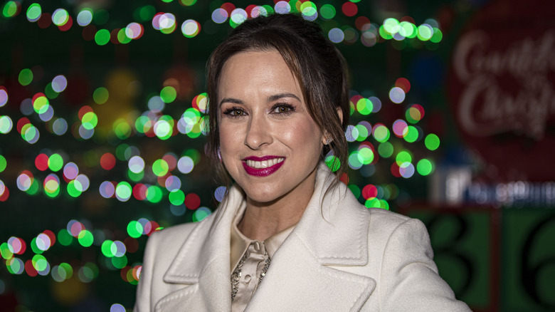 Lacey Chabert dehors devant les illuminations de Noël