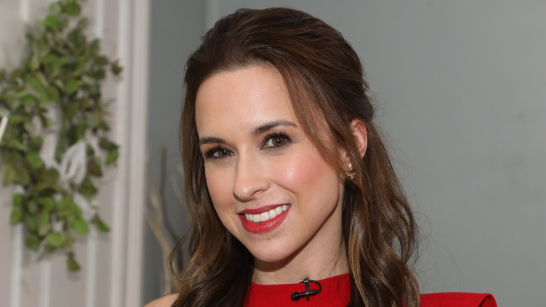 Lacey Chabert souriante