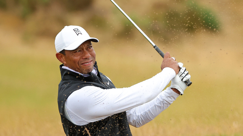 Tiger Woods jouant au golf