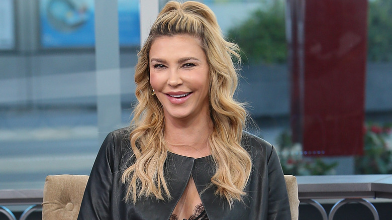 Brandi Glanville rigole, cheveux ébouriffés