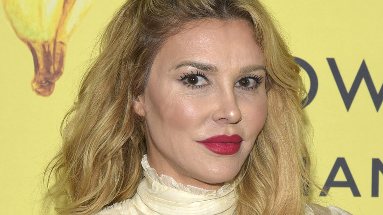 Brandi Glanville sévère, rouge à lèvres