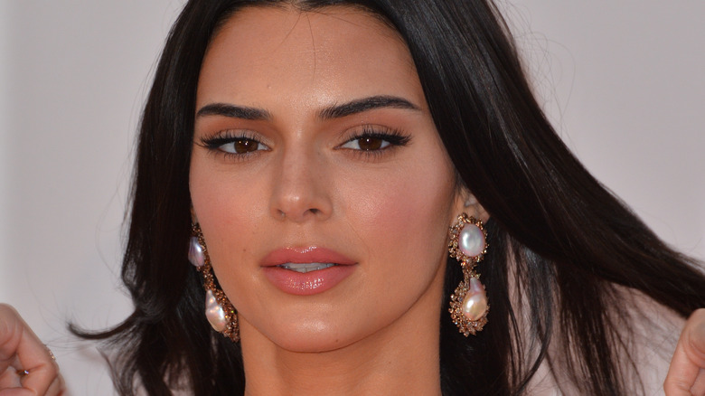 Kendall Jenner porte des boucles d'oreilles pendantes en perles