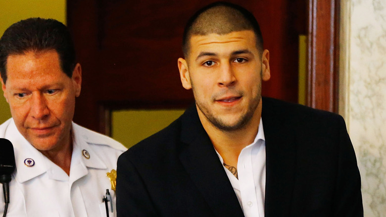 Aaron Hernandez menotté