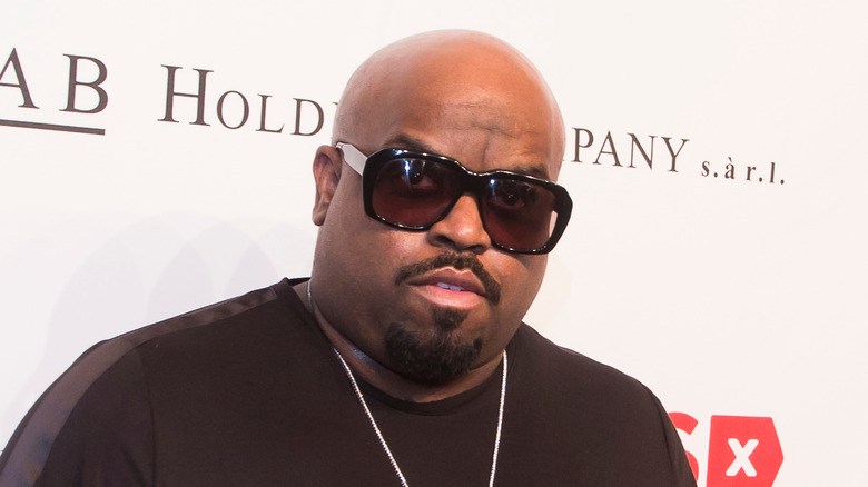 CeeLo Green porte des lunettes de soleil