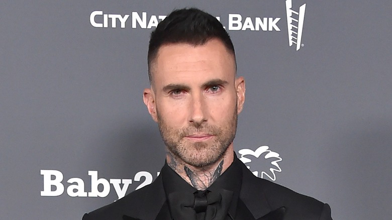 Adam Levine portant un costume