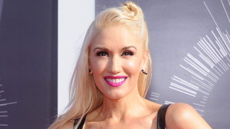 Gwen Stefani porte du rouge à lèvres rose