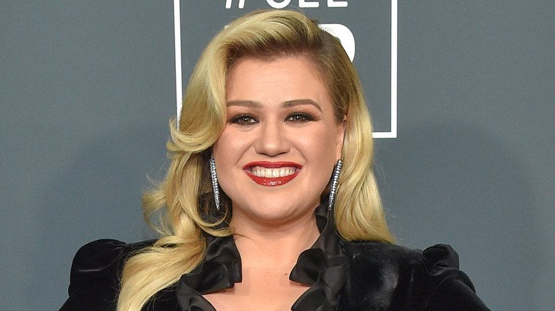 Kelly Clarkson vêtue de noir