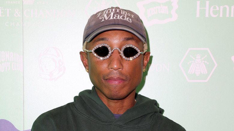 Pharrell Williams portant un chapeau