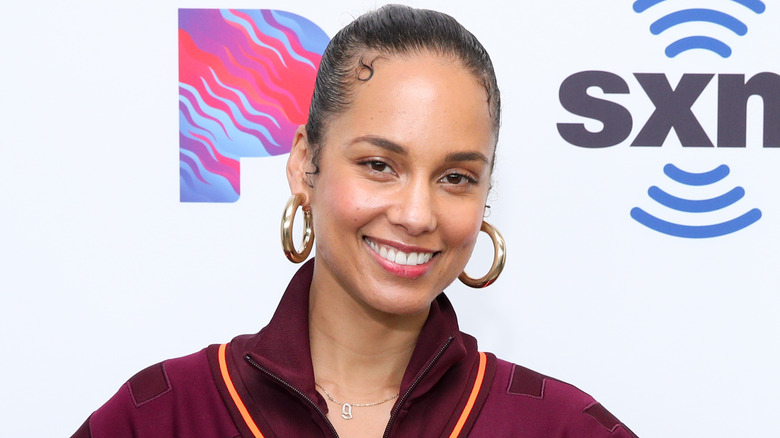 Alicia Keys porte des boucles d'oreilles