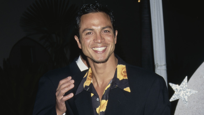 Benjamin Bratt riant d'un tapis rouge de 1997