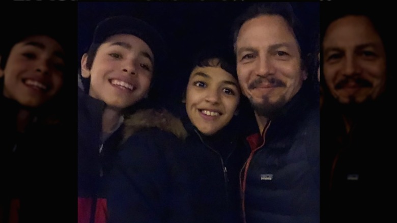 Benjamin Bratt selfie avec les enfants Sophia et Mateo