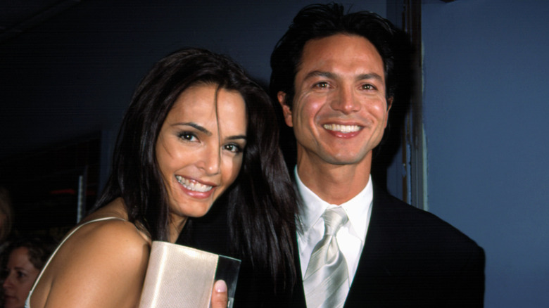 Benjamin Bratt et sa femme Talisa Soto rient 