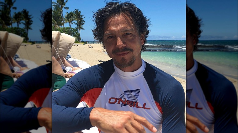 Benjamin Bratt se prépare à surfer