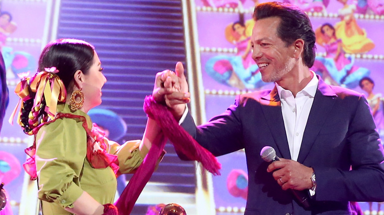 Benjamin Bratt fait la promotion de "Coco" avec une danseuse folklorique