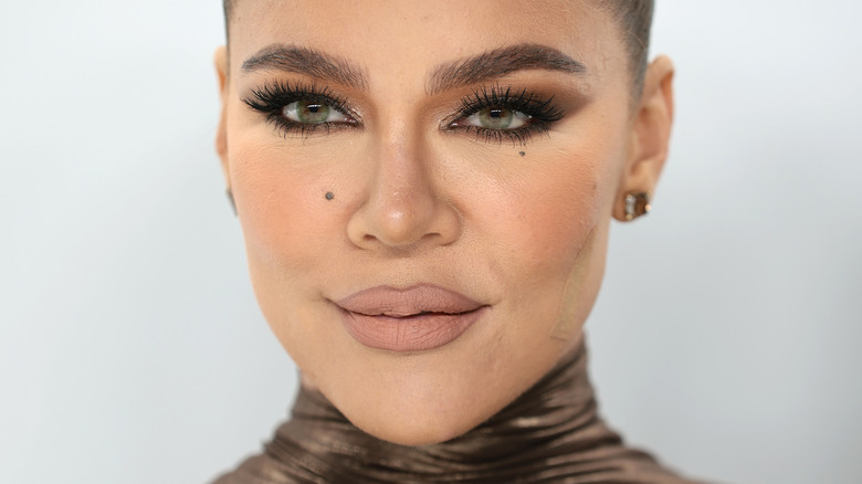 Khloé Kardashian avec un pansement sur le visage