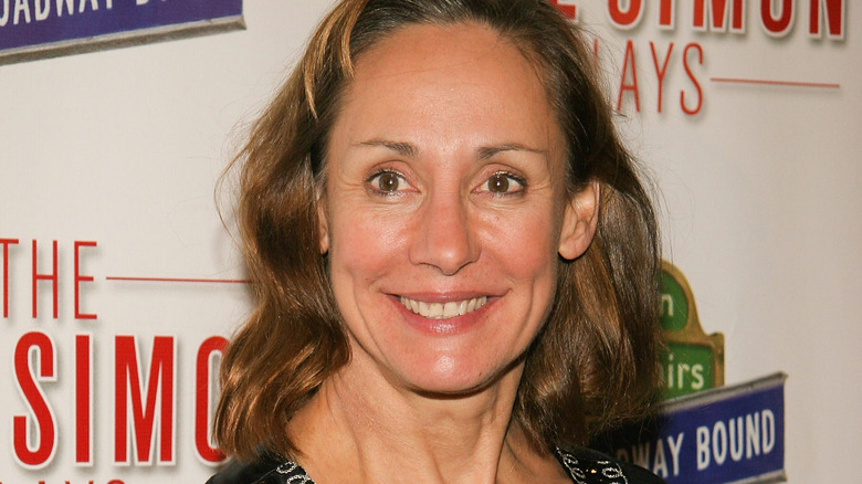 Laurie Metcalf souriante