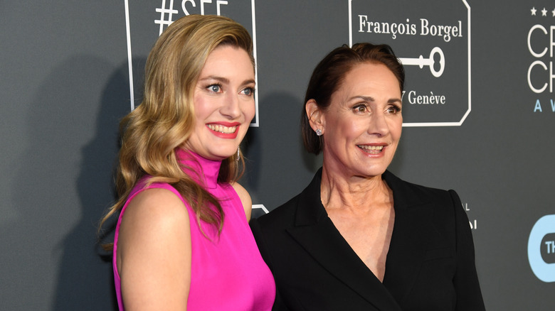 Zoe Perry et Laurie Metcalf sourient ensemble