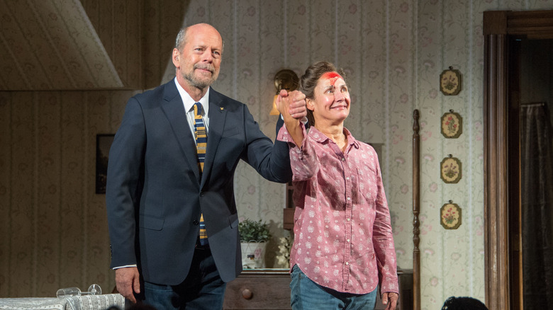 Bruce Willis et Laurie Metcalf se tenant la main