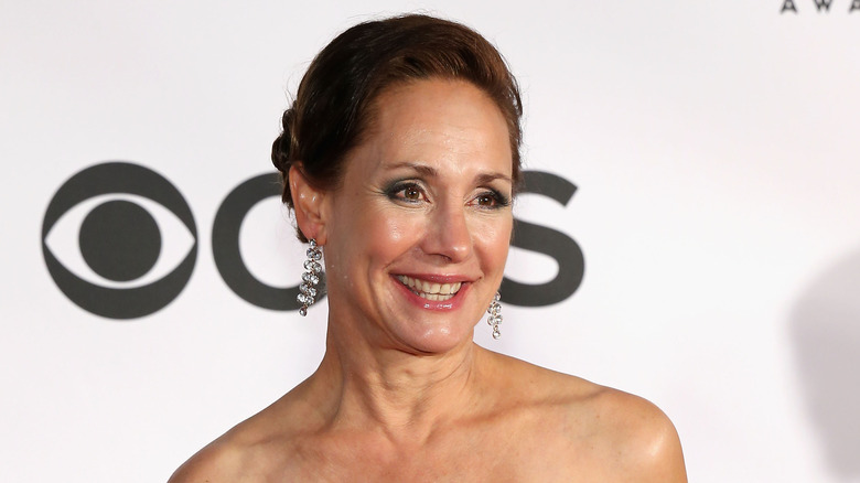 Laurie Metcalf souriante