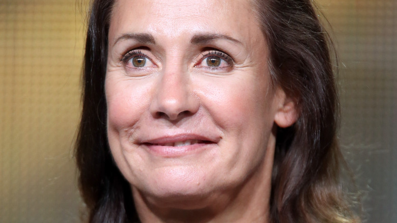 Laurie Metcalf souriante