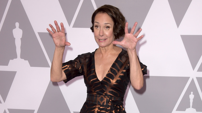 Laurie Metcalf posant avec les mains en l'air