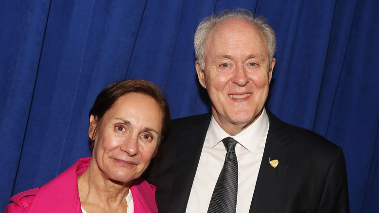 Laurie Metcalf et John Lithgow posent tous les deux