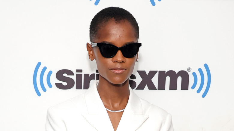 Letitia Wright en lunettes de soleil sur le tapis rouge