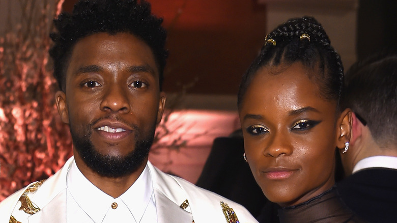 Chadwick Boseman et Letitia Wright sourient 