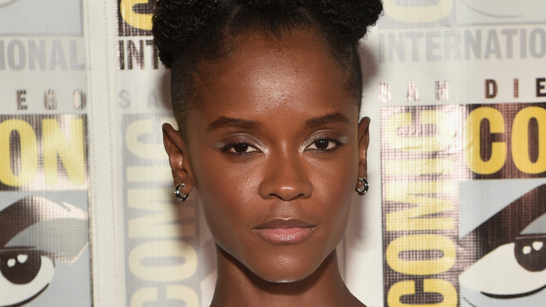 Letitia Wright l'air pensif sur le tapis rouge