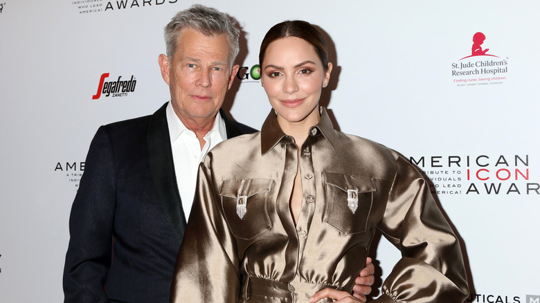 Katharine McPhee et David Foster posant