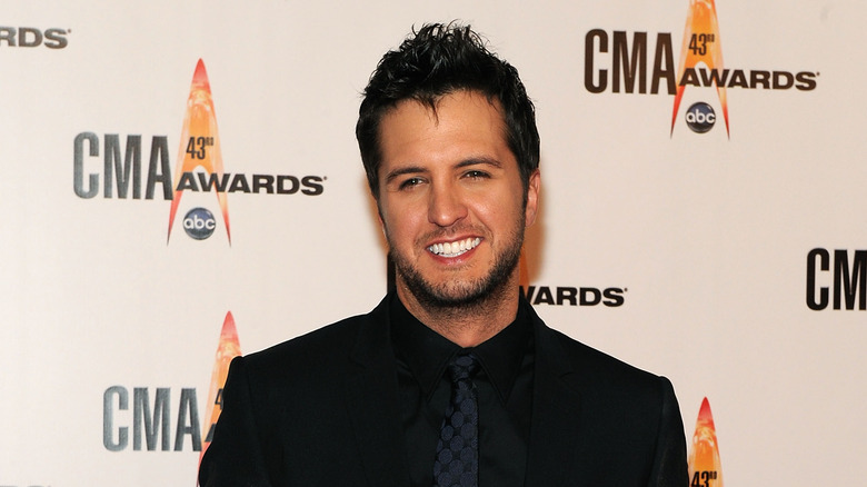 Luke Bryan en costume noir 