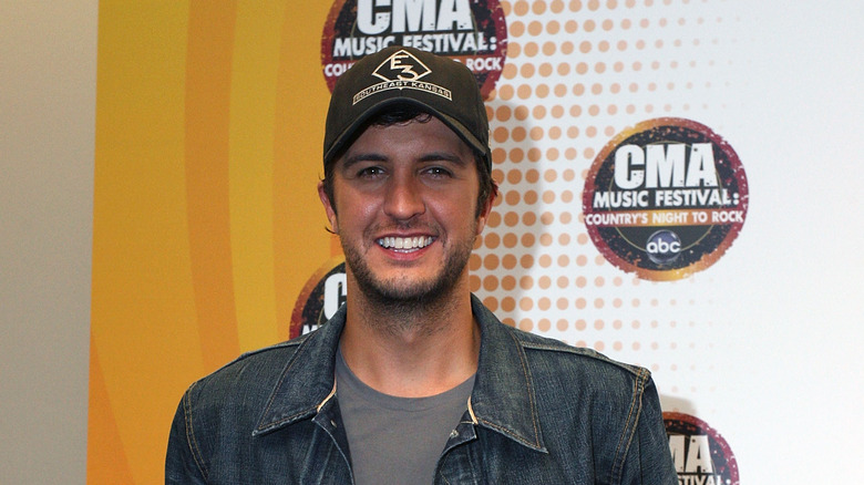 Luke Bryan en veste en jean 