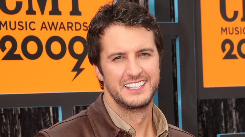 Luke Bryan en veste marron 