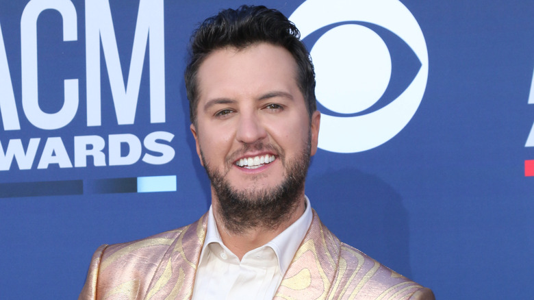 Luke Bryan souriant 