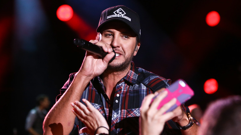 Luke Bryan en chemise à carreaux