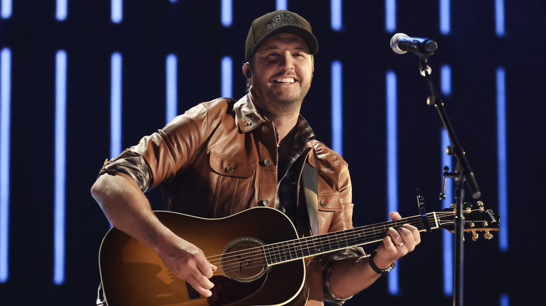 Luke Bryan tient la guitare 