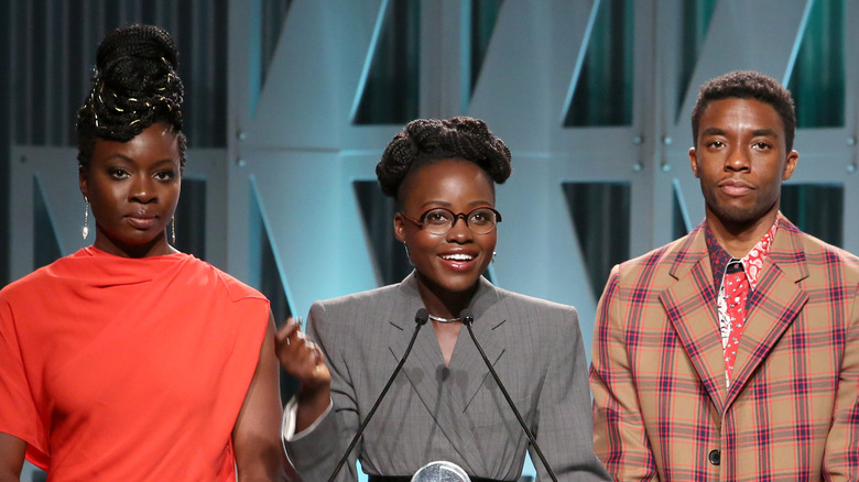 Lupita Nyong'o et Danai Gurira avec Chadwick Boseman