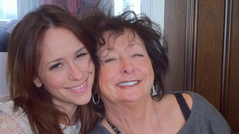 Jennifer Love Hewitt et sa mère souriantes