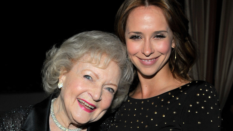 Betty White avec sa tête sur l'épaule de Jennifer Love Hewitt