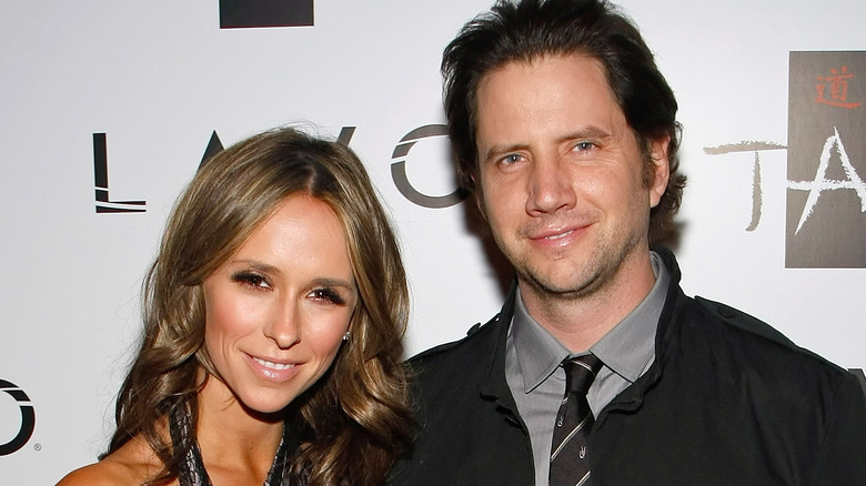 Jamie Kennedy et Jennifer Love Hewitt posant lors d'un événement